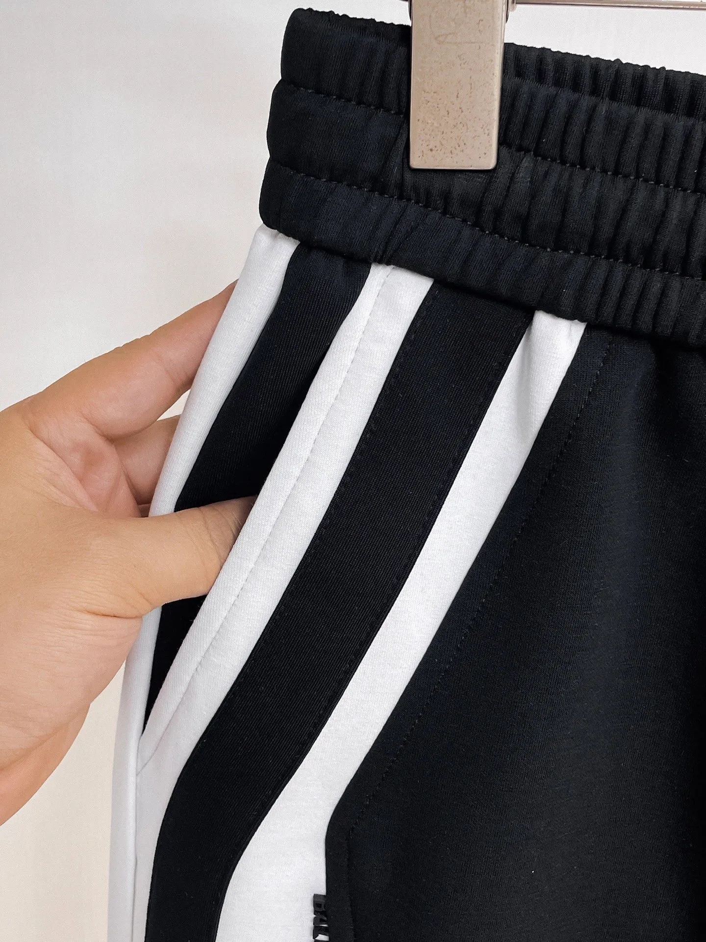Balenciaga's three-standard complete 2026 summer New Arrival men's casual shorts, advanced custom-made Breathable fabric, Breathable fabric, extremely stretchy and comfortable, impeccable details, top-grade accessories, original logo design concept, delicate and soft feel! The upper body fit is awesome! Size: M-XXXL Please state your height and weight when ordering